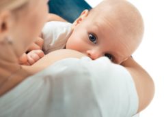 В чем преимущество грудного вскармливания над искуственным